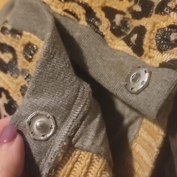 Elizabeth and James leopard cheetah black vinyl print wool cardigan sweater S - Picture 5 of 8